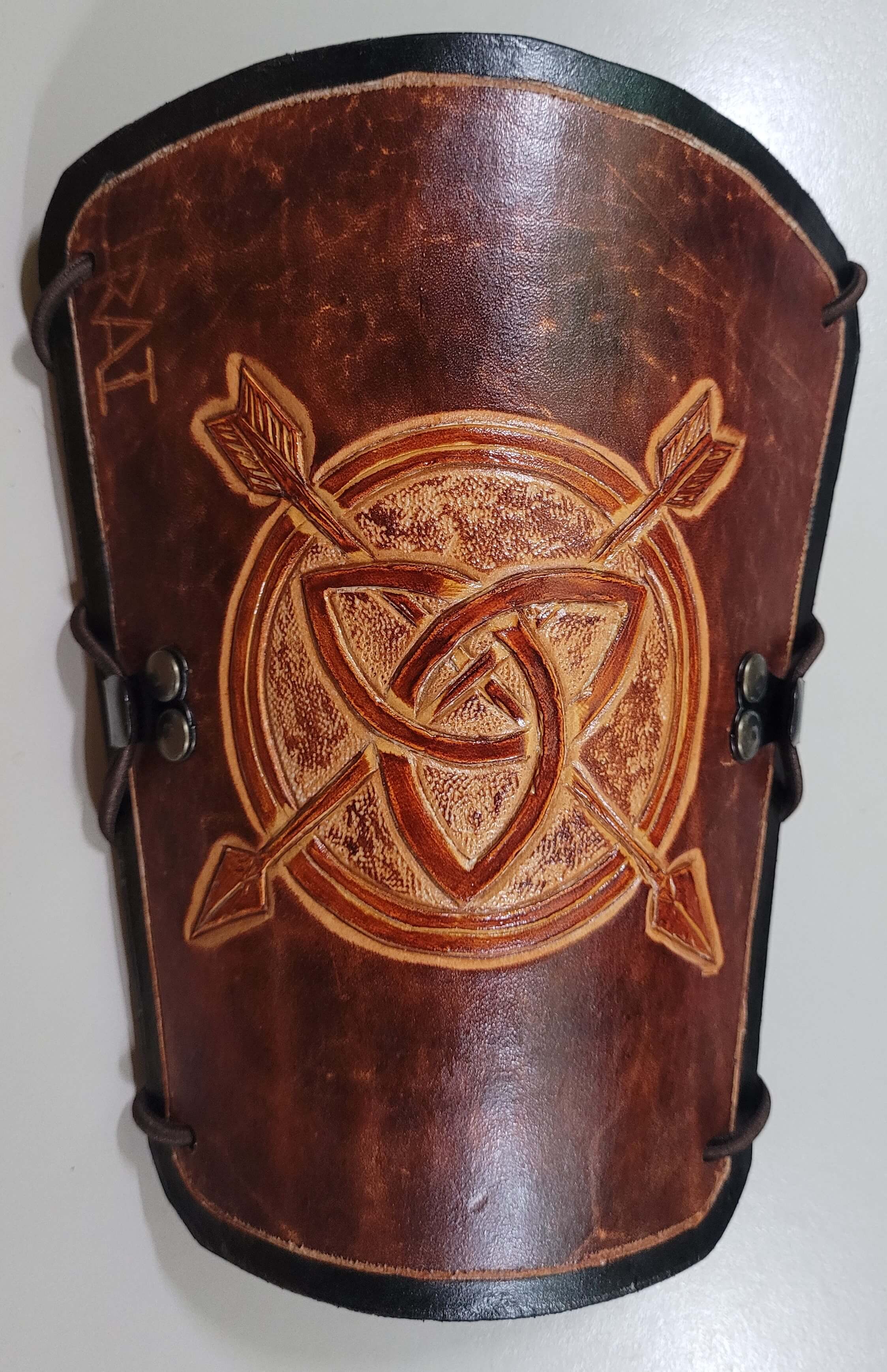 Protector de brazo para arquería en cuero artesanal